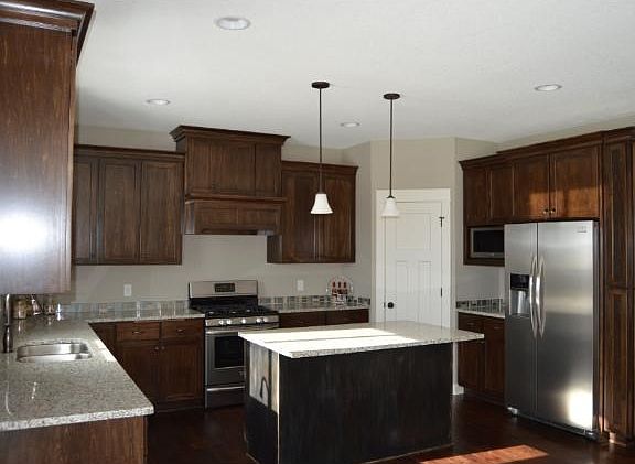 Gourmet style kitchen w/ custom hood vent