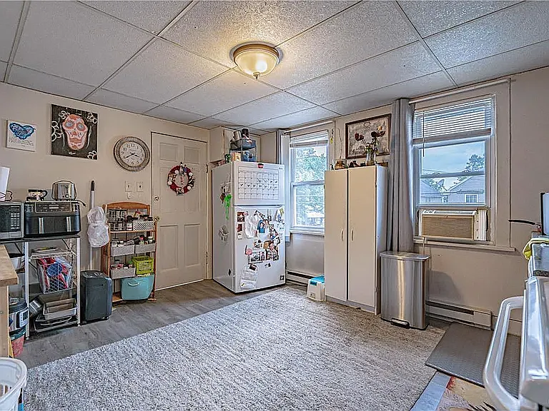 3 bed, 900 sqft, $1,800 — Photo 3