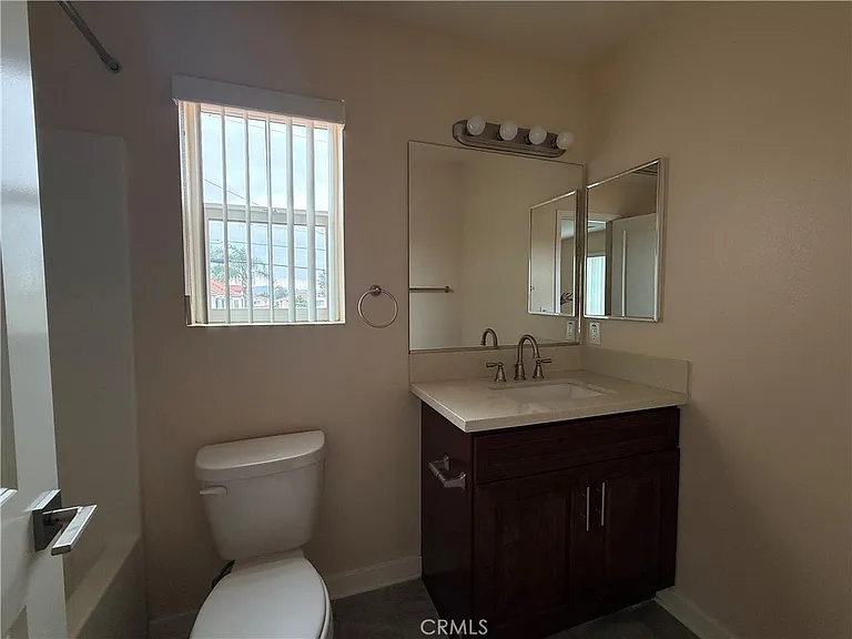242 S Redwood Ave #C — Photo 8