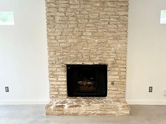 Heat the living area instantly with the gas fireplace and gas logs. No cleanup required.