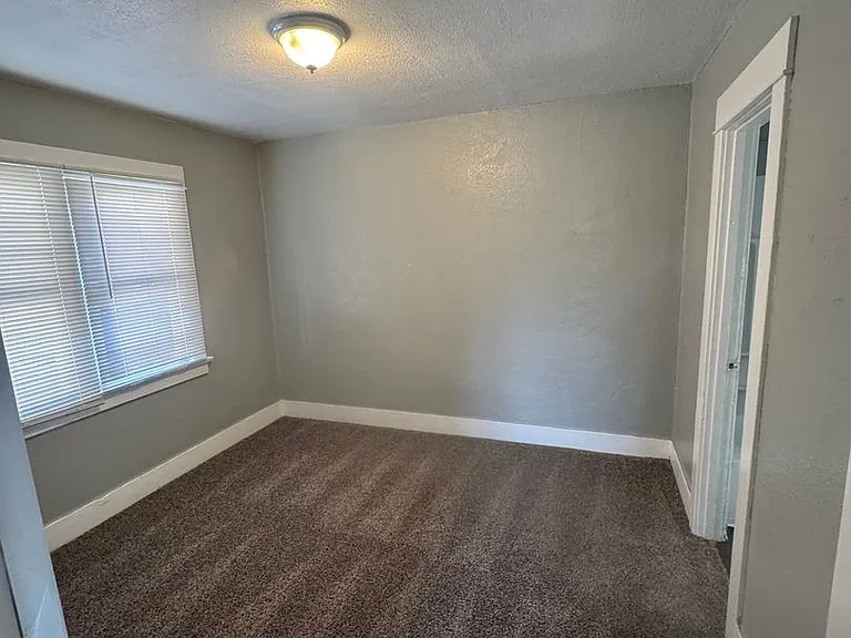 142 W Valencia Dr — Photo 14