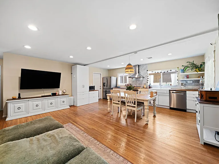 70 Leanna St — Photo 3