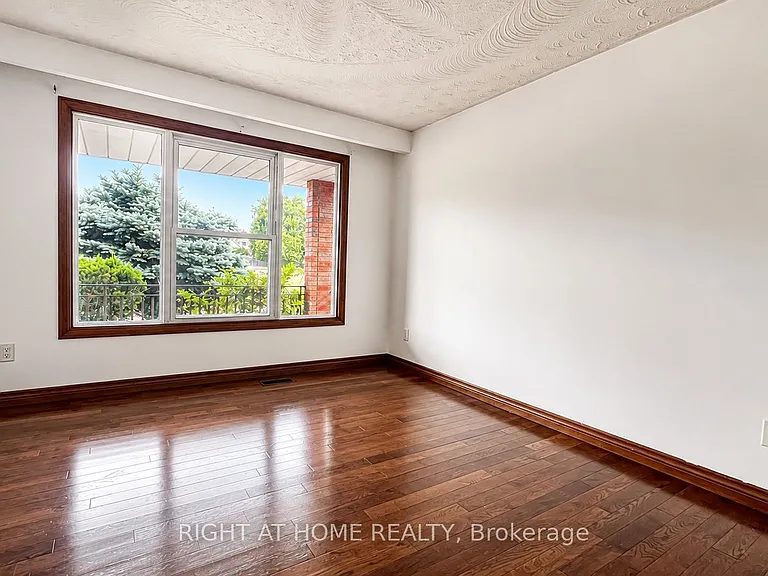 39 Lisgar Ct #UPPER — Photo 4