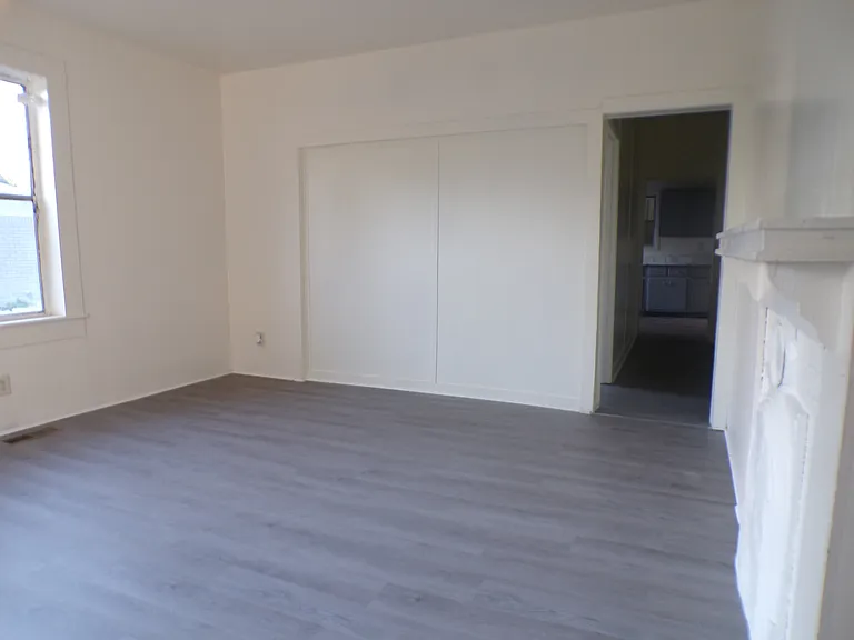 435 62nd St — Photo 2