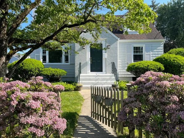 999 Oldfield Rd, Fairfield, CT 06824