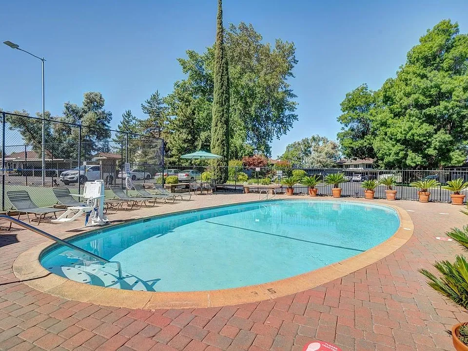 Hilltop Garden Apartments