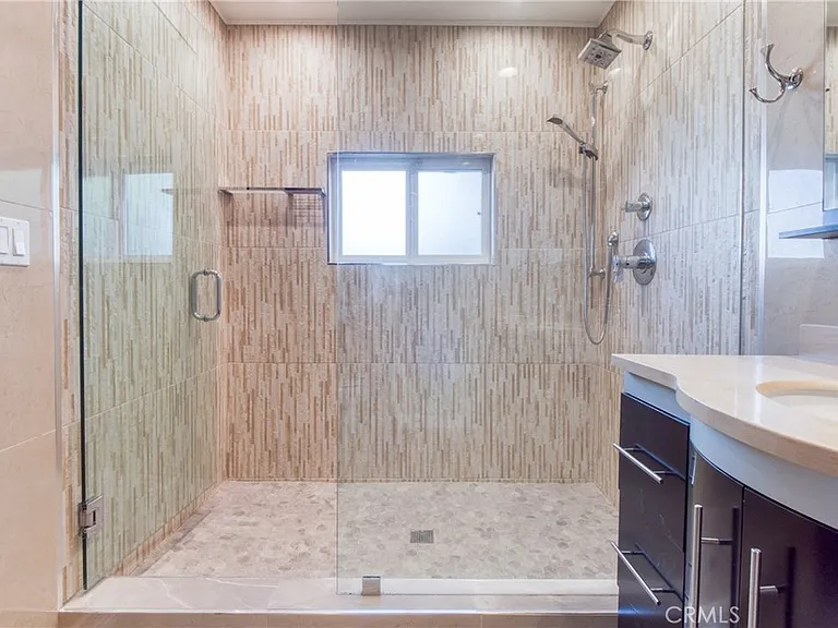 7796 Skyhill Dr — Photo 19