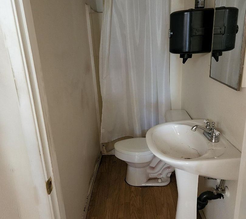 2nd image of 415 9th St Unit A