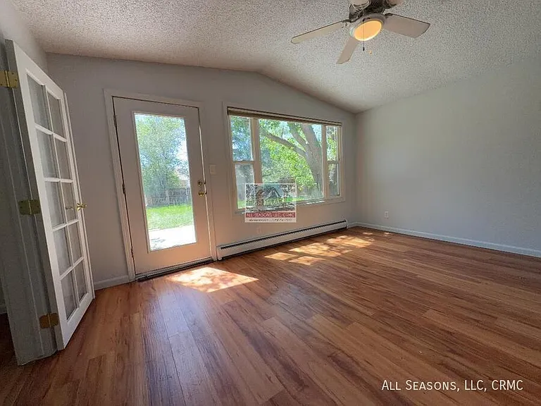 2921 Main St — Photo 3