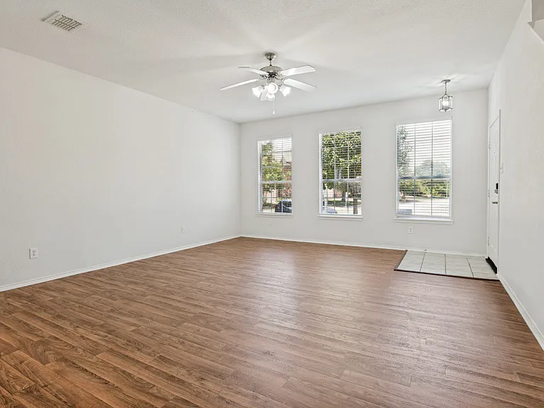 925 Jamie Dr — Photo 17