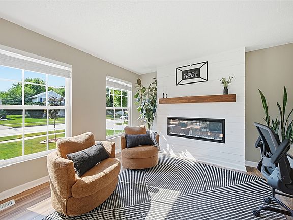 4th image of 145 SE Crabapple Dr