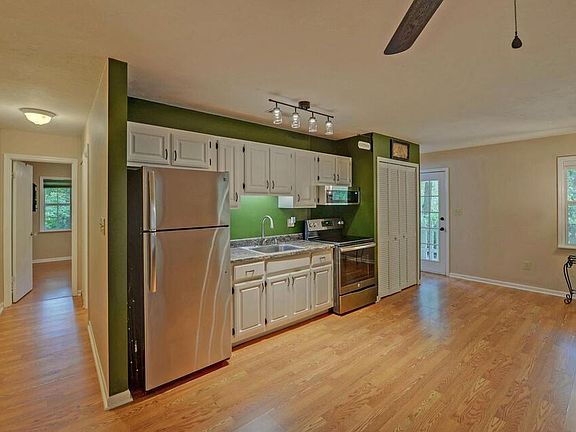 3rd image of 332 E Vineyard Rd