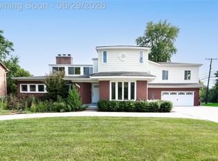 622 Sunningdale Dr, Grosse Pointe Woods, MI 48236