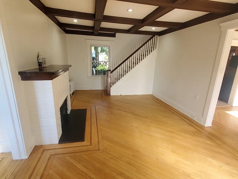 400 Thompson Ave — Photo 5