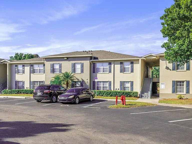 Taylor Pointe Apartments — Photo 24