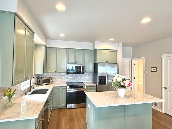 3rd image of 1610 N Cirque Ln