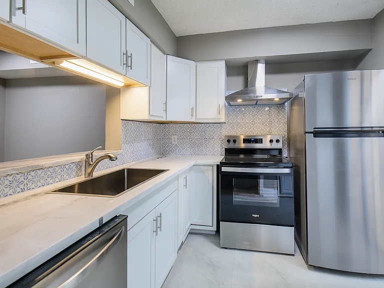 879 Dublin Dr #D — Photo 10