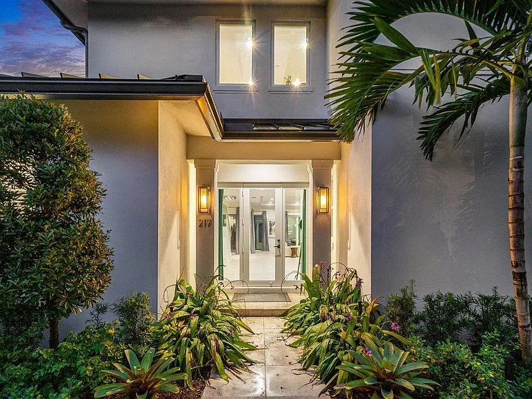 217 Gulfstream Blvd — Photo 1