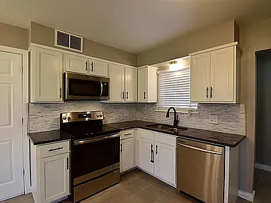 123 SE Surrey Ln — Photo 17