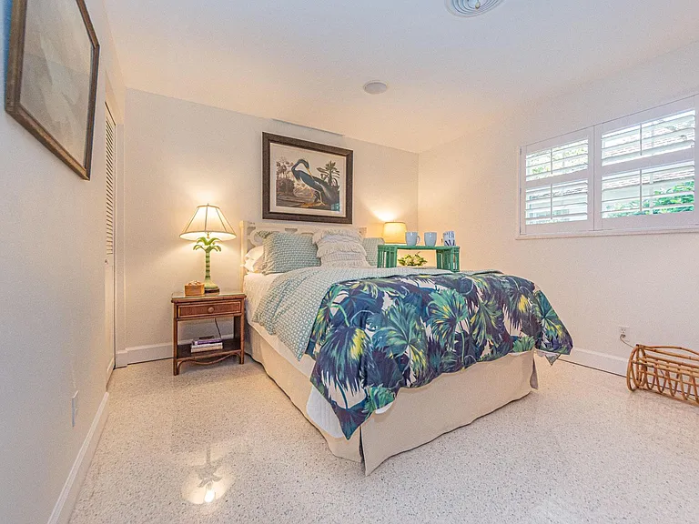 910 Seagrape Ln — Photo 12