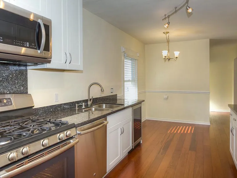 Gourmet Kitchen with Dinning Area