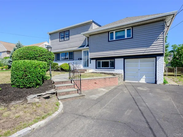 190 W Waukena Avenue, Oceanside, NY 11572