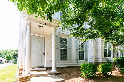 301 Danbury Ct Photo 1