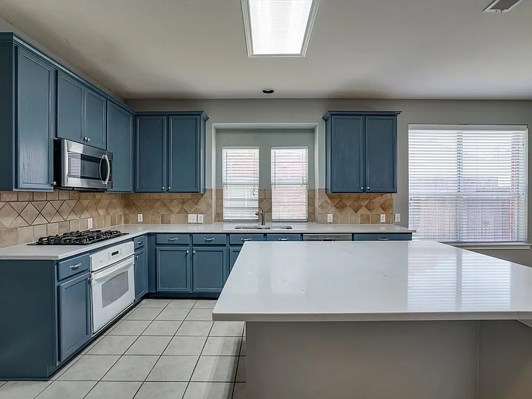 7657 Ravenhill Dr — Photo 6