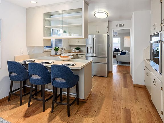 5th image of 828 Ashbury Ave