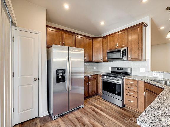 5th image of 524 Hunters Dance Rd