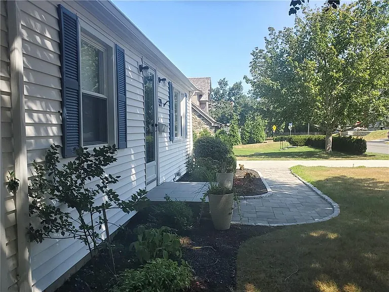 139 Coggeshall Ave — Photo 4