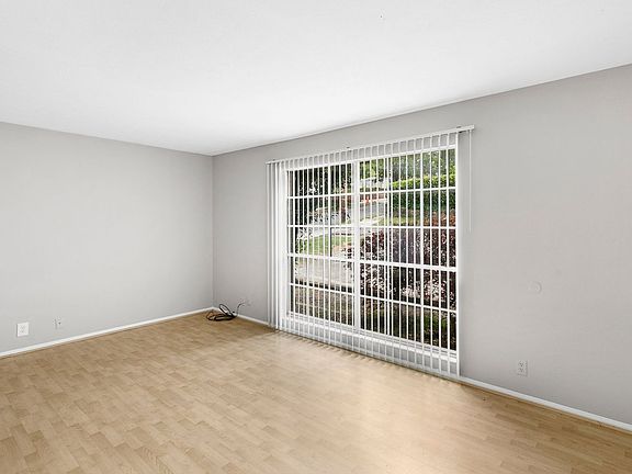 4th image of 2933 Clairmont Ave #961
