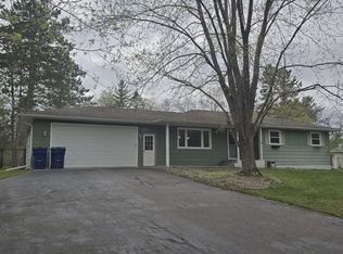 N2621 Woodland Cir, Waupaca, WI 54981
