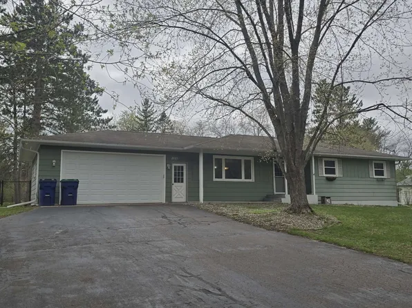 N2621 Woodland Cir, Waupaca, WI 54981