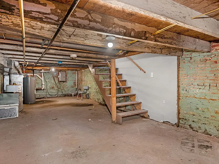 1562 N Woodyear St — Photo 27