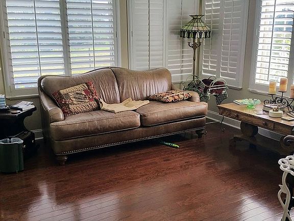 Family or Sun room -vaulted 