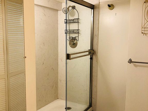5th image of 601 4th St Unit 202