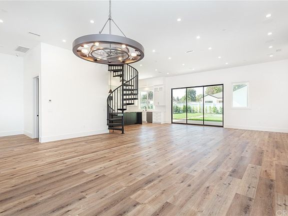 3rd image of 5921 Melvin Ave