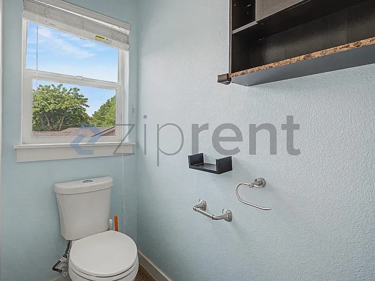 132 NE 63rd Ave — Photo 38