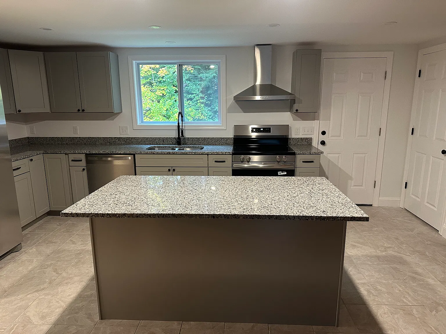 4 bed, 3414 sqft, $4,000 — Photo 3