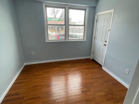 4th image of 300-301 Lyons Ave #4R