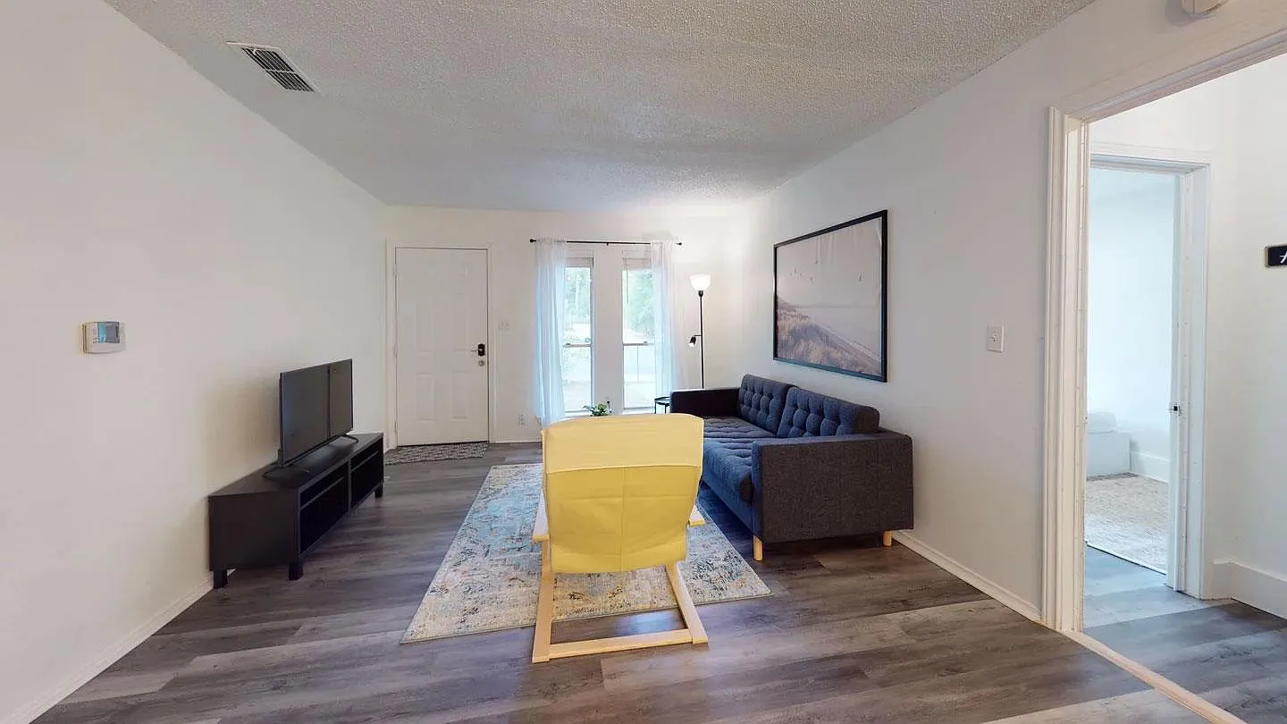4 bed, 1.0 bath, 1170 sqft, $1,795 — Photo 3