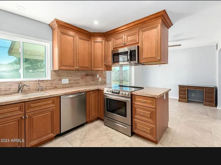 548 N Evergreen St — Photo 3