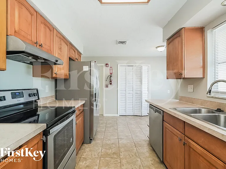 319 Scott Ct — Photo 6