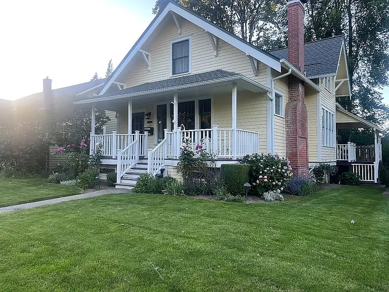 2027 17th Ave — Photo 1