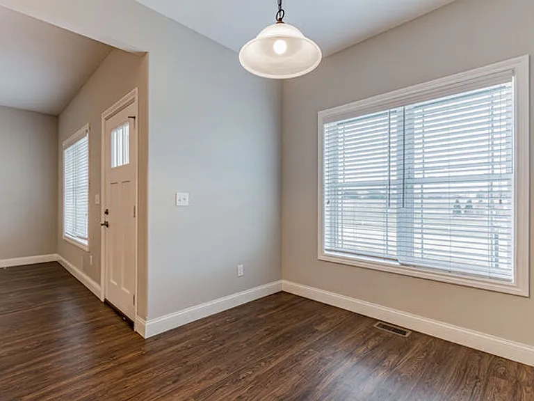 901 Cates Dr — Photo 6