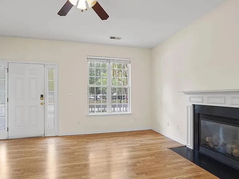 517 Logan Rd — Photo 2