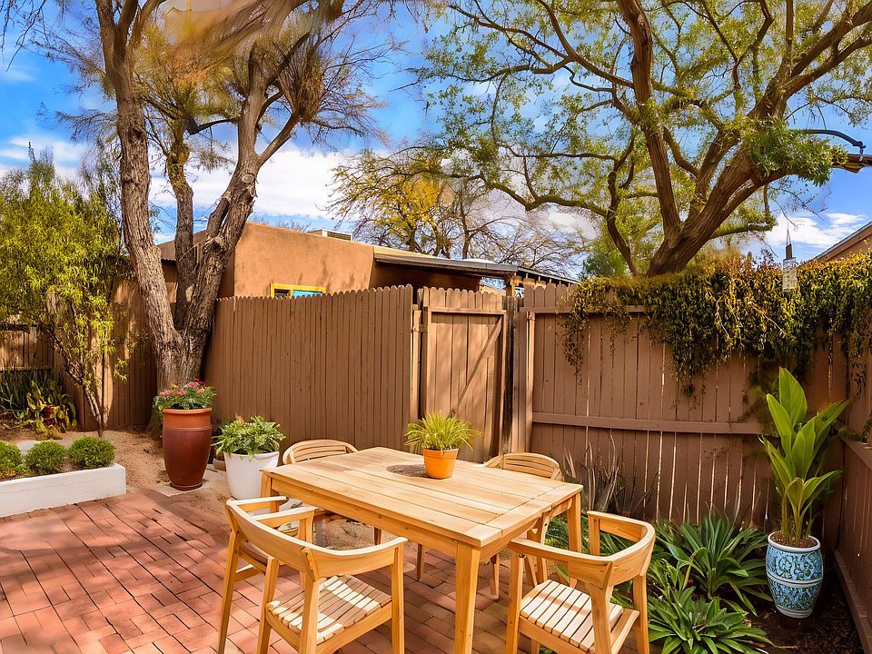 SINGLE FAMILY SIZE PRIVATE YARD W-HIGH MESQUITE TREES AND SHADE