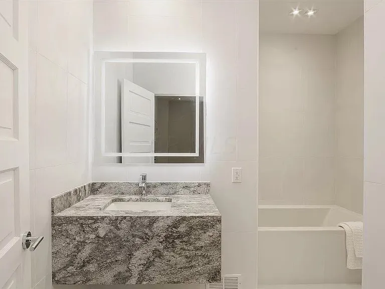 2nd full bathroom (with large bathtub)