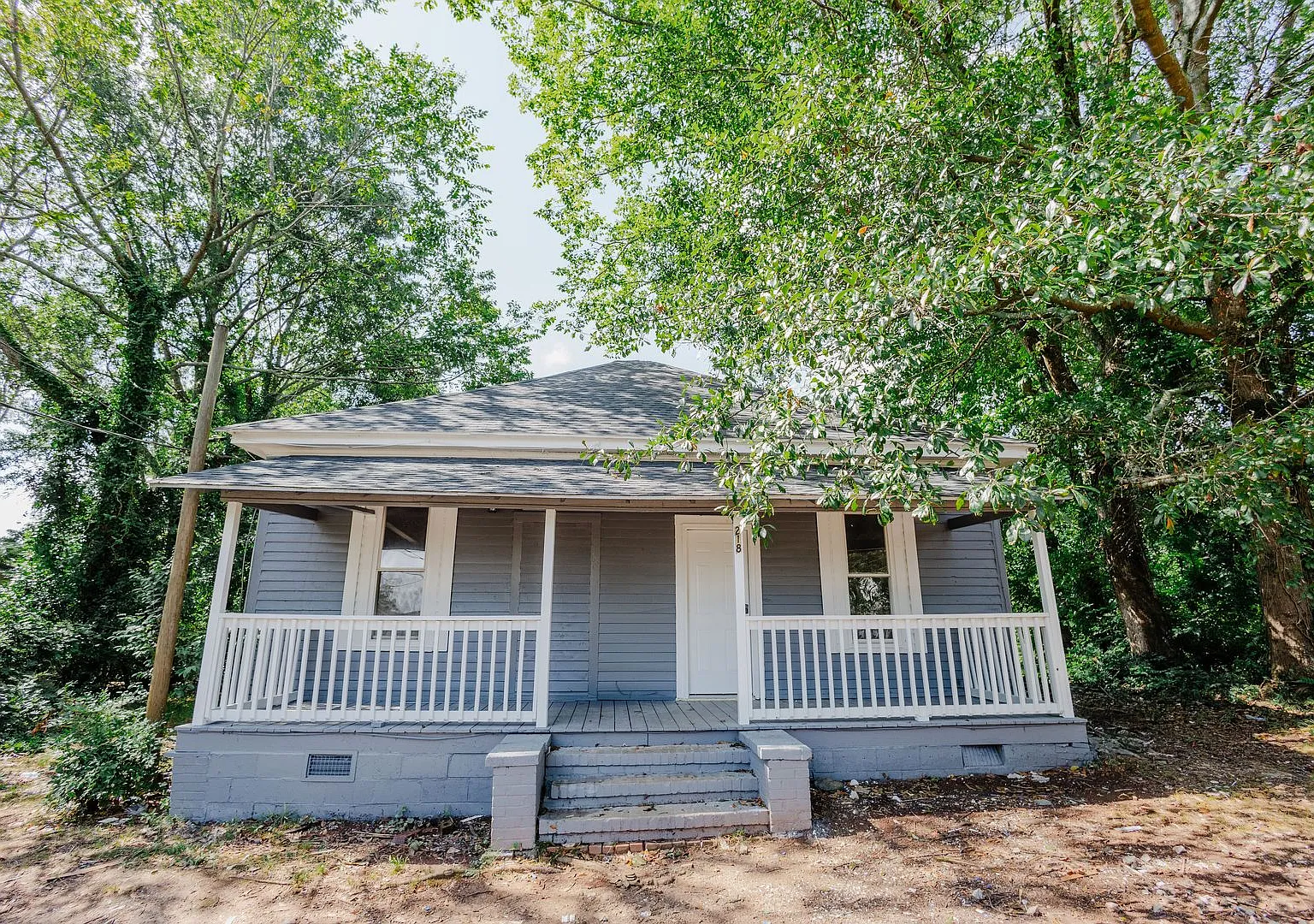 Move-in special: 218 East Tinsley - 4BR and 1 BATH — Photo 1